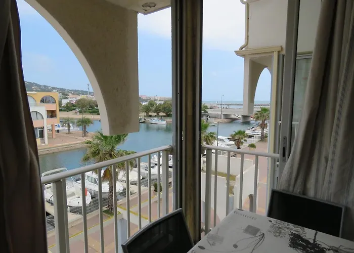 Studio rénové avec loggia vitrée, vue marina et parking sécurisé - FR-1-472-135 Sète