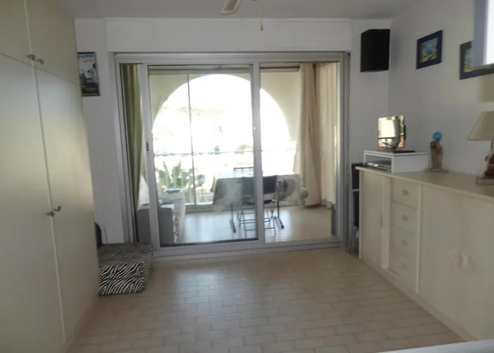 Studio rénové avec loggia vitrée, vue marina et parking sécurisé - FR-1-472-135 Appartamento